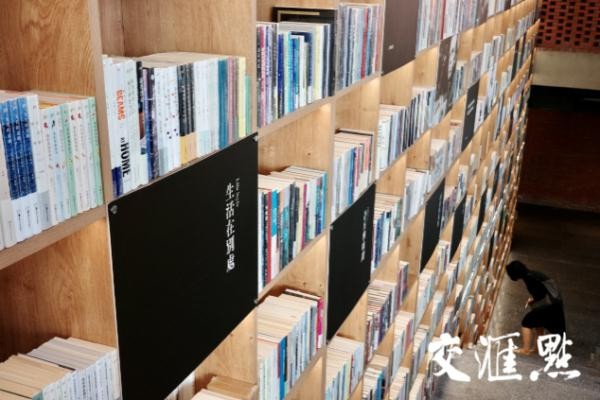 生活在“文学之都”，人们在哪里读书？