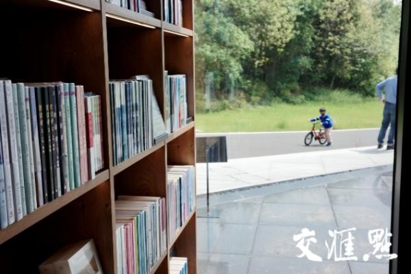 生活在“文学之都”，人们在哪里读书？