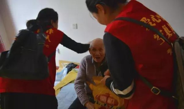 正能量爆棚！关爱老人我们在行动！