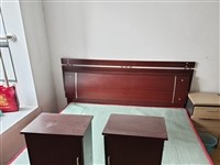 1.8米床,床头柜2个,床垫,床在金寨县仙花佳苑,自提。400元