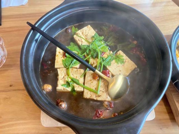 购买素食产品，可前往超市、健康食品店或在线平台，选择新鲜蔬果、豆制品等。