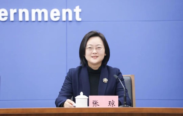 张琼主持新闻发布会