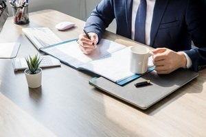 意外摔伤劳务关系还是劳动关系？