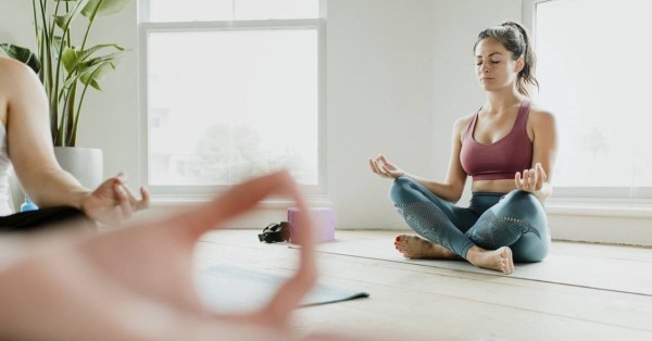 mujer haciendo yoga para principiantes