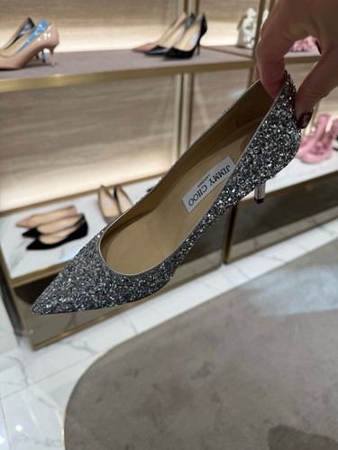 每个女人一辈子至少有一双Jimmy Choo