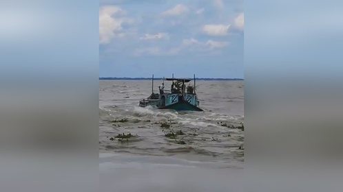 轮船海上失去动力，三人危在旦夕