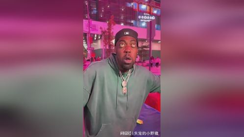 小哥在街边尝了一口美味的小吃时