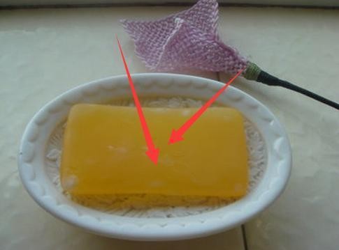 拖把用久了又脏又臭？拖地时用个简单小方法，把地板拖得一尘不染