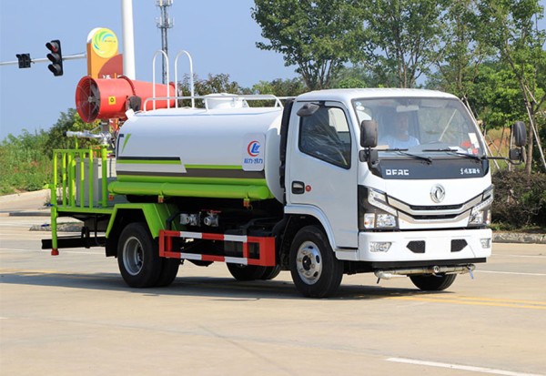 宣城重汽洒水车——浇灌城市，治理尘土 