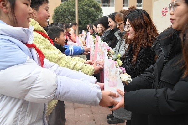 彭州市庆兴神钢小学开展庆祝第115个“三八”国际妇女节活动