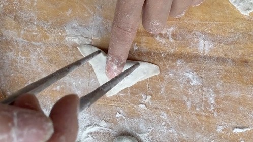 有人一直不知道馄饨怎么包，其实只需要一双筷子，这样教你总能会