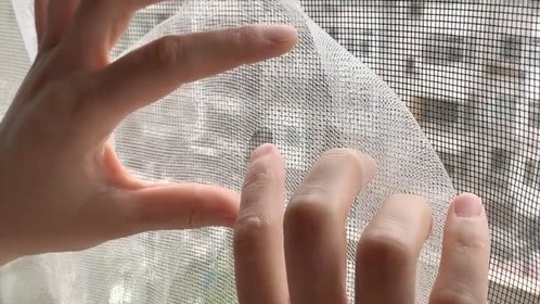 纱窗戳了个洞，一整块换新的太不划算了，教你一招，不花钱修复好