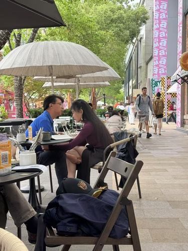 昨天魔都街头的；浓情蜜意… … 