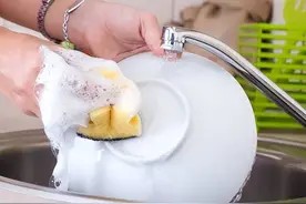 我家洗碗从不用洗洁精,教你“3个”简单方法,洗得干净还不伤手图片