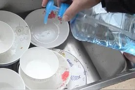 错误的洗碗方式相当于在吃毒,好多人一直搞错了,尽快告知家人!图片
