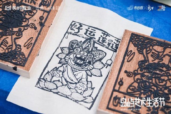 桌子上的广告 AI 生成的内容可能不正确。