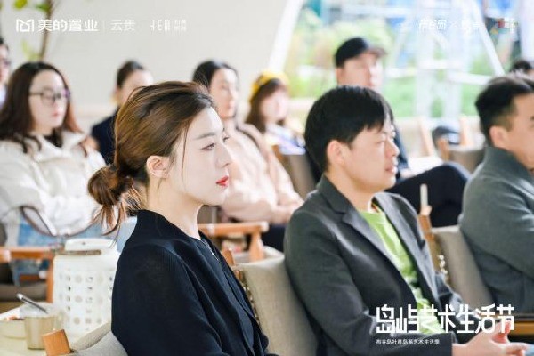 一群人正在聊天 AI 生成的内容可能不正确。