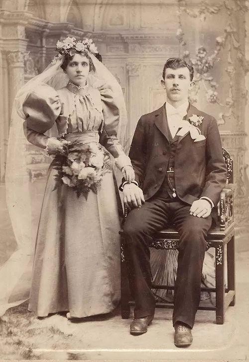 △ 1890时的婚纱,勒紧的腰部和蓬松的裙摆