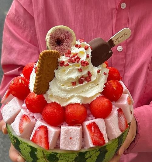 以酸奶黄西瓜球为主题的美食制作（健康美味轻松DIY）
