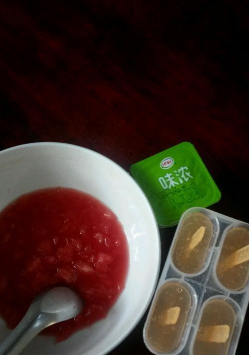 以酸奶黄西瓜球为主题的美食制作（健康美味轻松DIY）