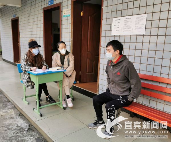 心理疏导小组工作人员对站内受助人员进行心理疏导