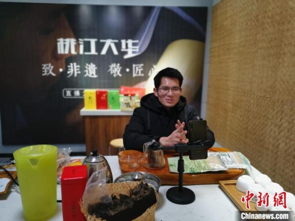周峰在村级直播馆“直播大华”带货家乡特产。　付敬懿 摄