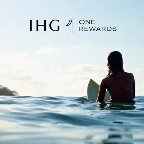 带 IHG 优悦会徽标的 IHG 优悦会女性冲浪的图片