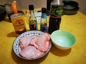 有着炸鸡口感的照烧鸡!脆皮照烧鸡腿排 / Cripsy Chicken Thigh with Teriyaki Sauce (内含自制照烧酱配方和鸡肉去腥小窍门)的做法 步骤1