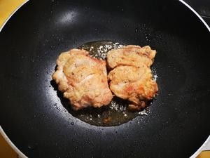 有着炸鸡口感的照烧鸡!脆皮照烧鸡腿排 / Cripsy Chicken Thigh with Teriyaki Sauce (内含自制照烧酱配方和鸡肉去腥小窍门)的做法 步骤8