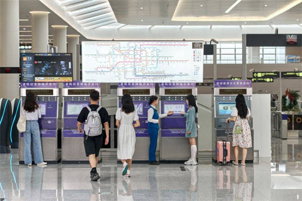 成都軌道集團以“文明365”長效服務機制，用心服務乘客綠色出行。成都軌道集團供圖