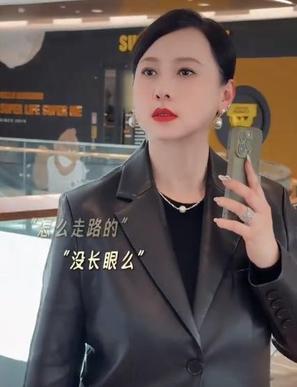 56岁翁虹称与老公分居多年，女儿也在国外，独居浙江豪宅不觉孤单 生活充实满足