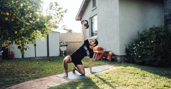 hombre haciendo entrenamientos en casa