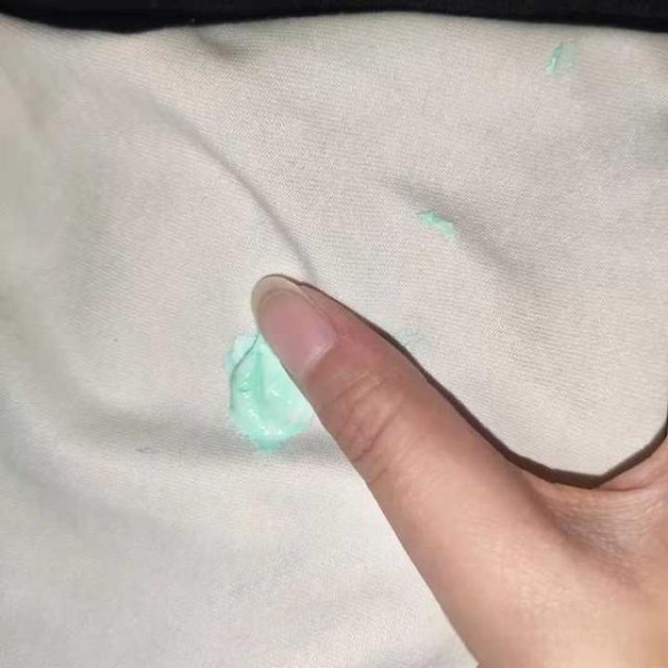 指甲油沾到衣服上怎样清洗？有什么技巧？-有驾