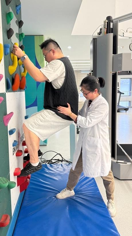 肥胖患者正在专业医师的帮助下进行运动。苏州市康复医院供图