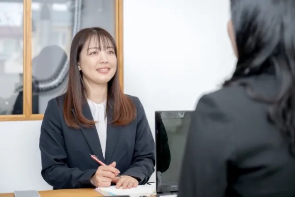 企業のメンタルヘルスケア - 新入社員研修と相談窓口設置のイメージ