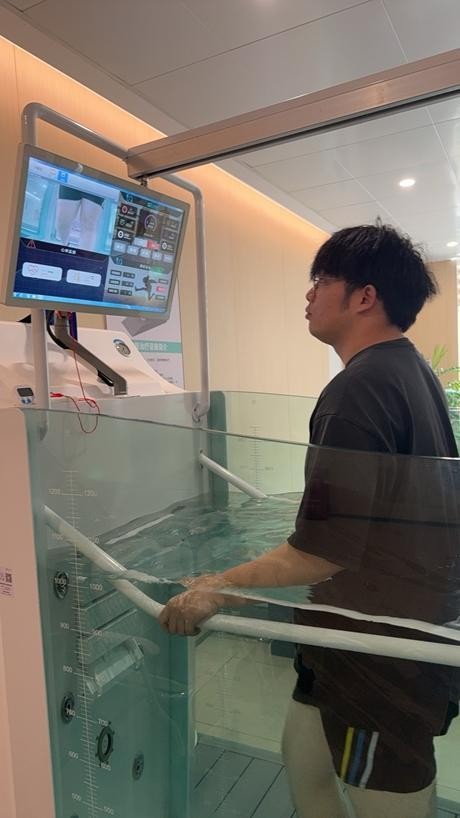 患者正在水疗跑步机上跑步,这款设备利用水的阻力和浮力,帮助超重人群在减少关节损伤的同时有效减重。苏州市康复医院供图
