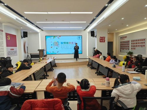 2025.1.22东吴镇关工委、妇联联合宁波市妇联邀请宁大附属康宁医院冯婧婧医生到凤鸣社区，为寒托班孩子开展 “做自己情绪的主人” 专题讲座，助力孩子认识和管理情绪。.png