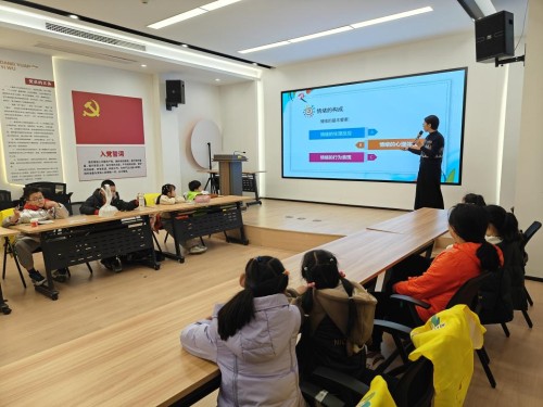 2025.1.22东吴镇关工委、妇联联合宁波市妇联邀请宁大附属康宁医院冯婧婧医生到凤鸣社区，为寒托班孩子开展 “做自己情绪的主人” 专题讲座，助力孩子认识和管理情绪1.png