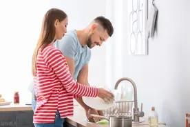 你介意另一半从不做家务吗?婚姻中家务分配重要吗?该如何分配?图片