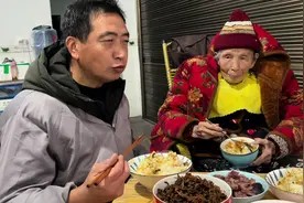 老谭夫妻分工做家务,老谭红苕箜饭配上咸菜,吃出了小时候的味道视频封面