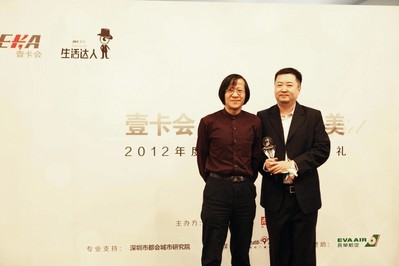 两岸三地知名文化学者胡野秋为新闻漫画达人颜庆雄颁奖，他认为这个时代需要平凡人来对生活目标进行修正。