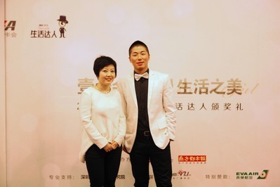跨界文化人晓昱为健身达人李朝阳颁奖，她高度评价生活达人评选活动，认为它是一个重新认识城市的过程。