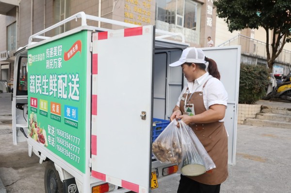 超市配送员正在派送客户订购的食材。