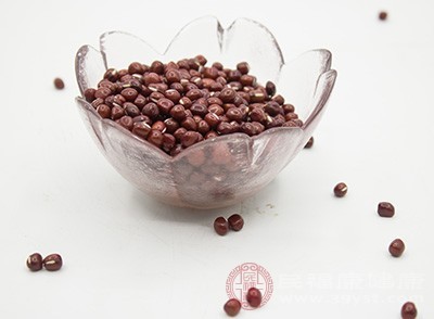 隔天将无糖的红豆汤水当开水喝，能有效促进排毒