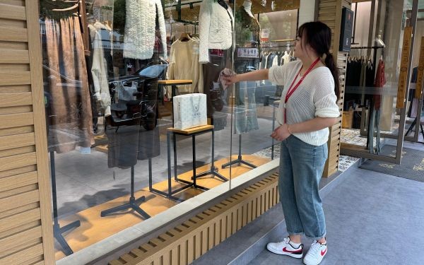 店家擦橱窗2.jpg