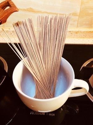 省时美味蔬菜面的做法步骤 第2步