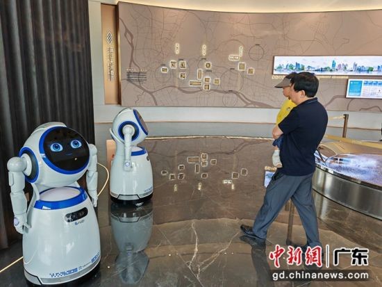 珠实地产近日举办“共创杯”人工智能与机器人创新大赛决赛，探讨机器人在智慧社区的创新应用场景。图为珠江实业智慧人居落地项目珠江·天河都荟销售大堂的机器人。(王华 摄)