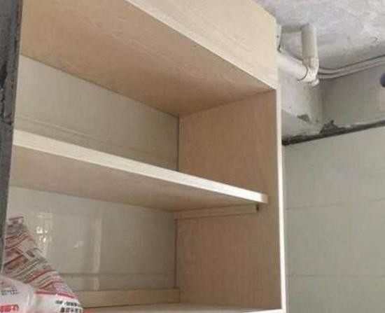 橱柜后面要不要装背板？幸好老木工告诉我，差点装错要返工