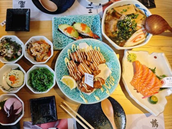 全谷物低脂高蛋白饮食，富含纤维，减少脂肪，增加优质蛋白，促进健康。