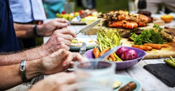 personas tomando una dieta baja en grasa